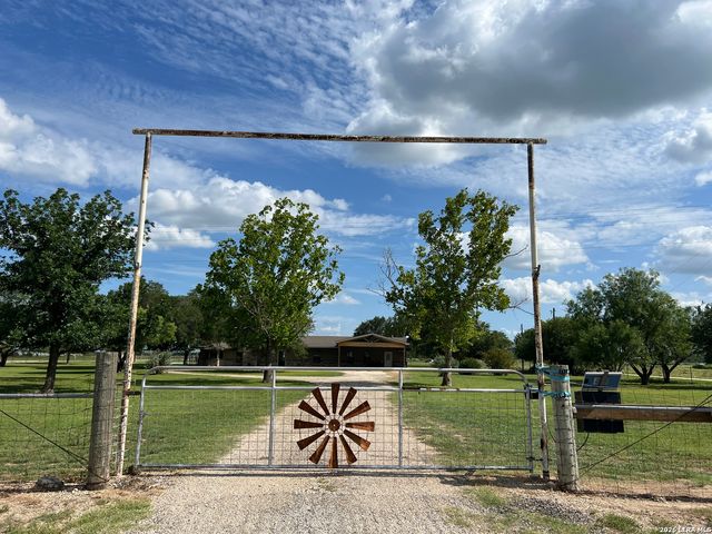 1797 W US Highway 90 East, Hondo, TX 78861