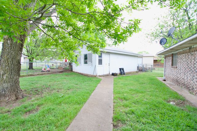 1204 W 21st Street, Clifton, TX 76634