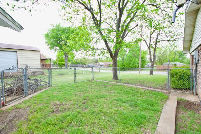1204 W 21st Street, Clifton, TX 76634