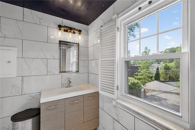 3525 Edison Road, Cleveland Heights, OH 44121