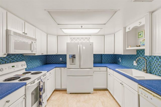 1 KEY CAPRI 102E, Treasure Island, FL 33706