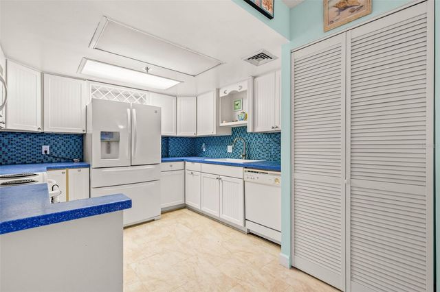 1 KEY CAPRI 102E, Treasure Island, FL 33706