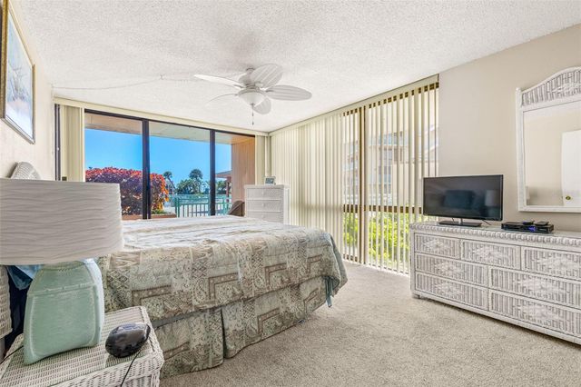 1 KEY CAPRI 102E, Treasure Island, FL 33706