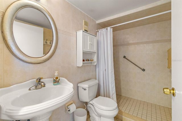 1 KEY CAPRI 102E, Treasure Island, FL 33706