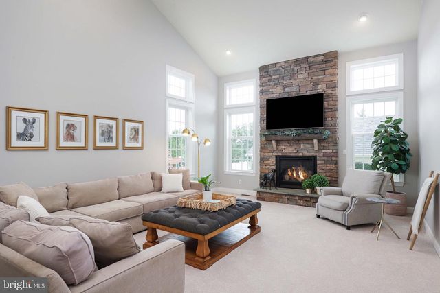 5 MANCHESTER CT, Columbus, NJ 08022