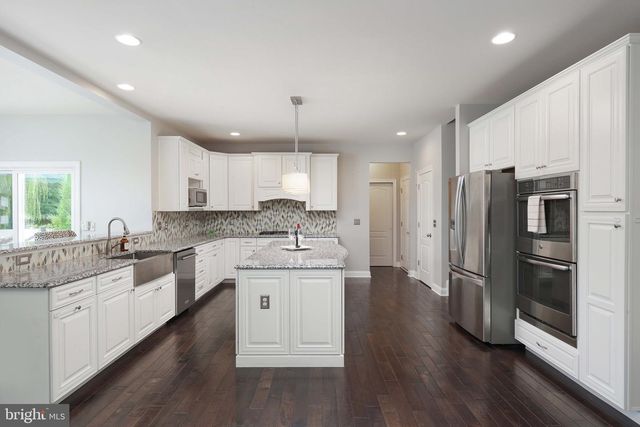 5 MANCHESTER CT, Columbus, NJ 08022