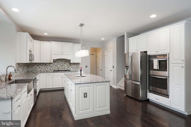 5 MANCHESTER CT, Columbus, NJ 08022