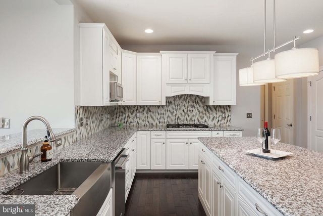 5 MANCHESTER CT, Columbus, NJ 08022