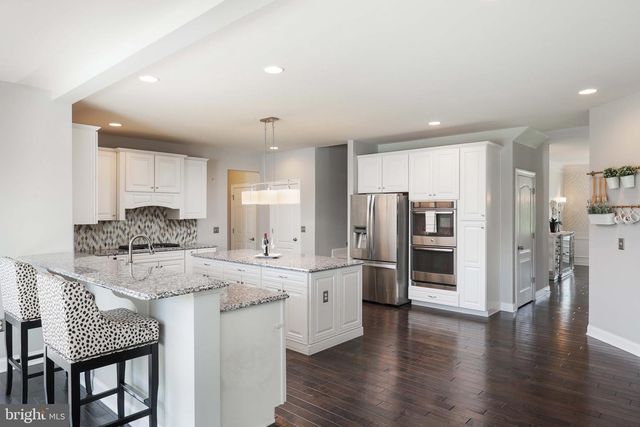 5 MANCHESTER CT, Columbus, NJ 08022