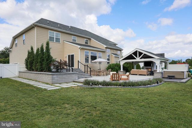 5 MANCHESTER CT, Columbus, NJ 08022