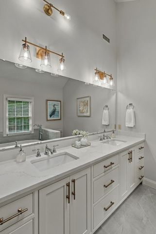 12 Daniel Shays Rd, Hopkinton, MA 01748