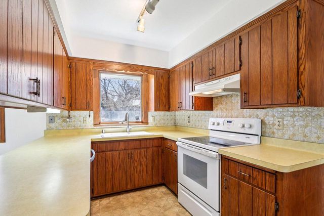 18215 Parish DRIVE, Brookfield, WI 53045