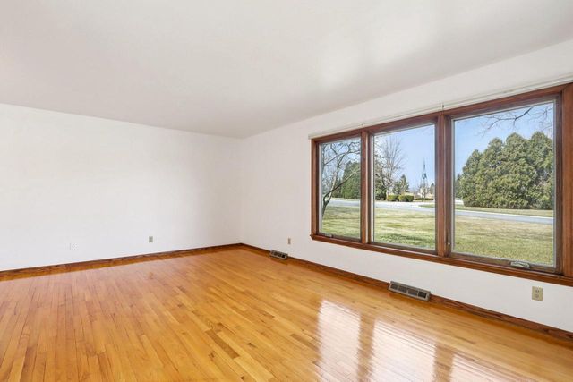 18215 Parish DRIVE, Brookfield, WI 53045