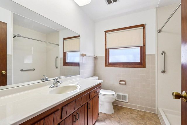 18215 Parish DRIVE, Brookfield, WI 53045