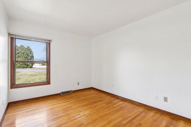 18215 Parish DRIVE, Brookfield, WI 53045