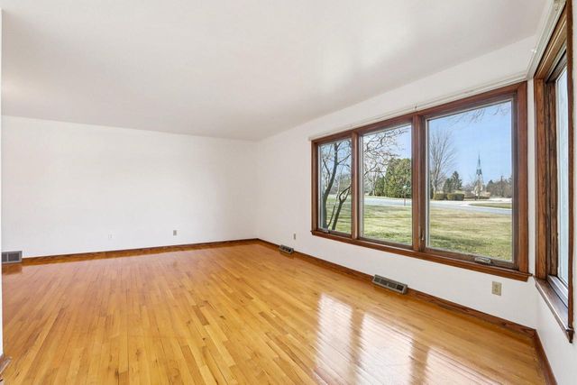 18215 Parish DRIVE, Brookfield, WI 53045