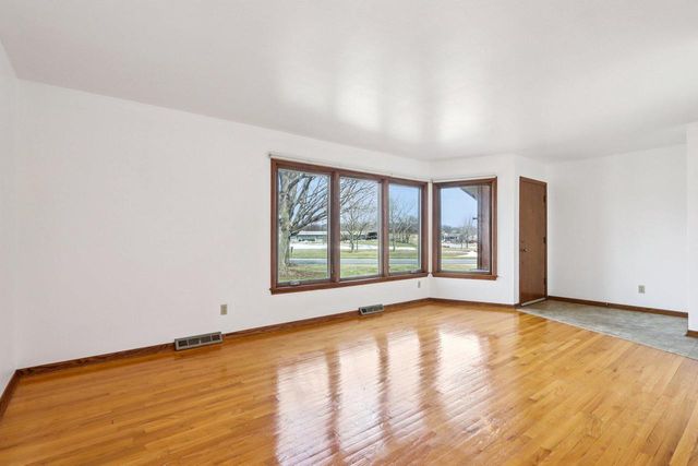 18215 Parish DRIVE, Brookfield, WI 53045