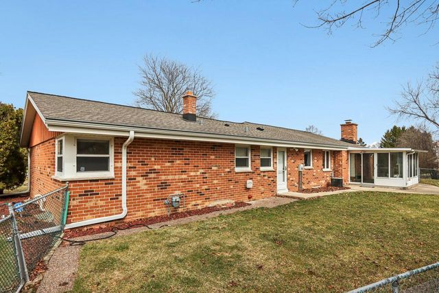 18215 Parish DRIVE, Brookfield, WI 53045