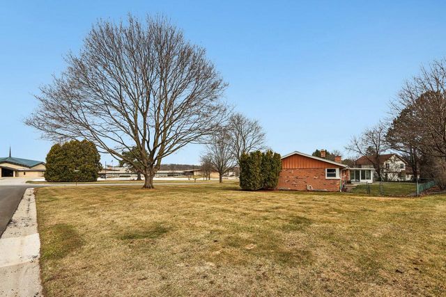 18215 Parish DRIVE, Brookfield, WI 53045