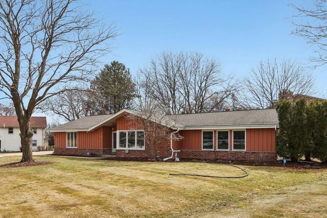 18215 Parish DRIVE, Brookfield, WI 53045