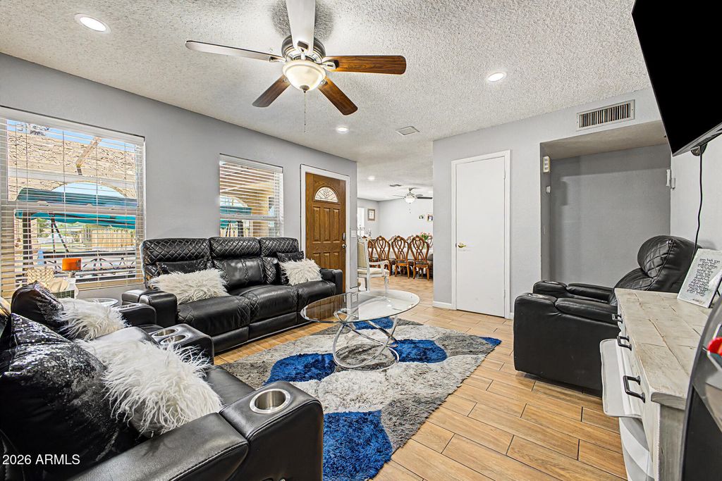 Image 5 of property listing at 6021 N 10TH Street, Phoenix, AZ 85014