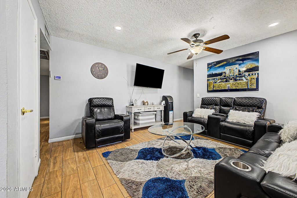 Image 6 of property listing at 6021 N 10TH Street, Phoenix, AZ 85014