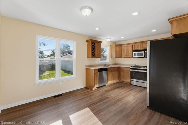 23389 Easterling Avenue, Hazel Park, MI 48030
