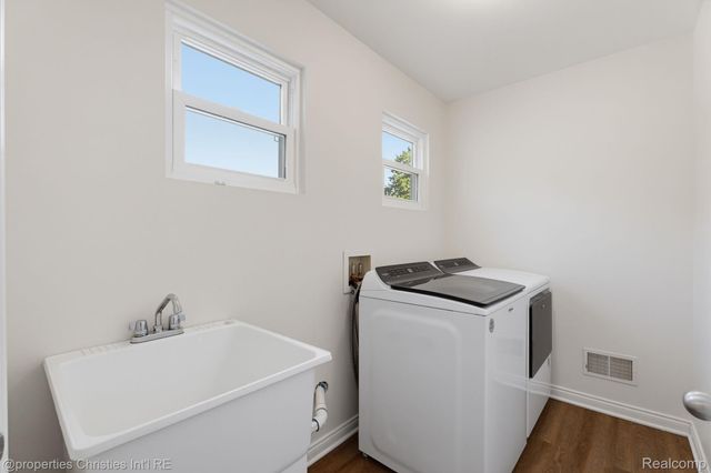 23389 Easterling Avenue, Hazel Park, MI 48030