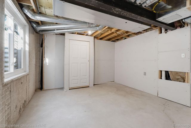 23389 Easterling Avenue, Hazel Park, MI 48030