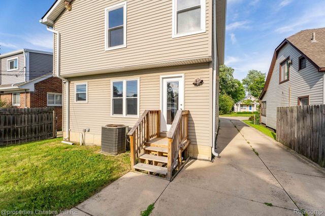 23389 Easterling Avenue, Hazel Park, MI 48030