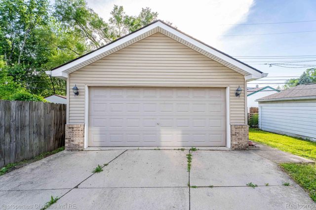 23389 Easterling Avenue, Hazel Park, MI 48030