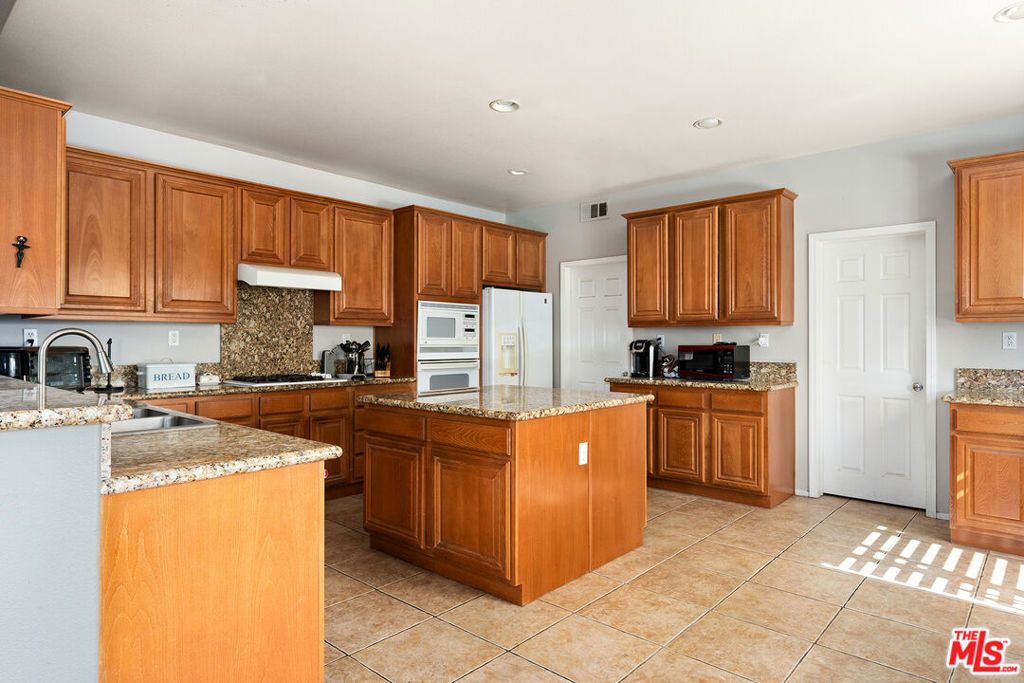 Image 10 of property listing at 25014 Oliver Way, Valencia, CA 91381