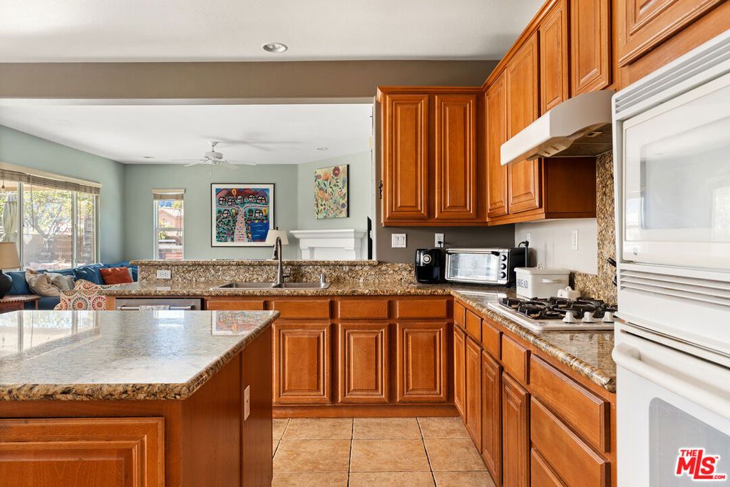 Image 11 of property listing at 25014 Oliver Way, Valencia, CA 91381