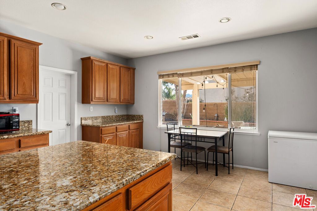 Image 12 of property listing at 25014 Oliver Way, Valencia, CA 91381