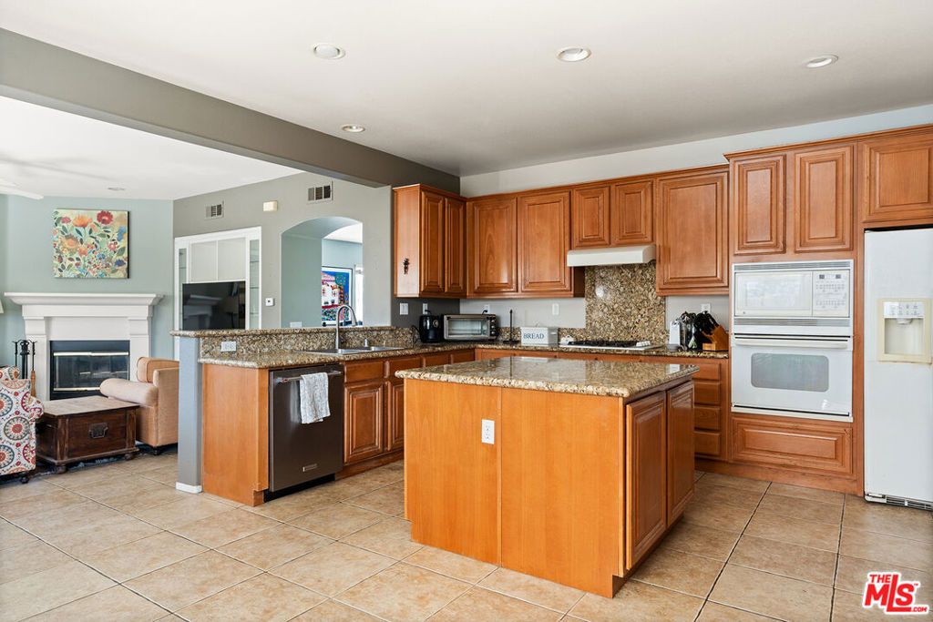 Image 13 of property listing at 25014 Oliver Way, Valencia, CA 91381