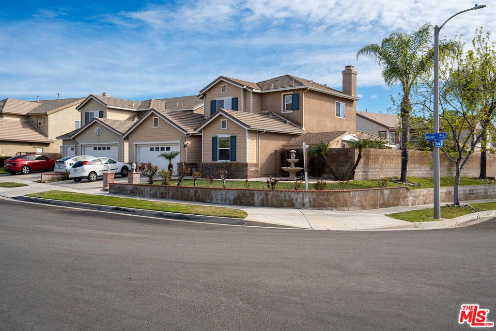 Image 2 of property listing at 25014 Oliver Way, Valencia, CA 91381