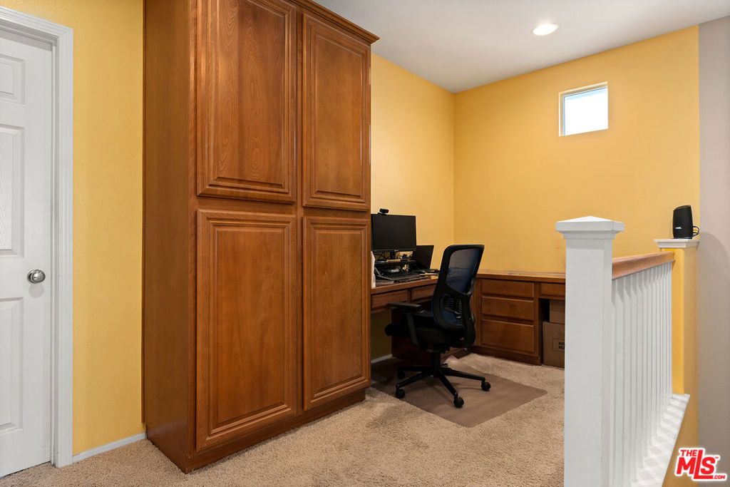 Image 24 of property listing at 25014 Oliver Way, Valencia, CA 91381