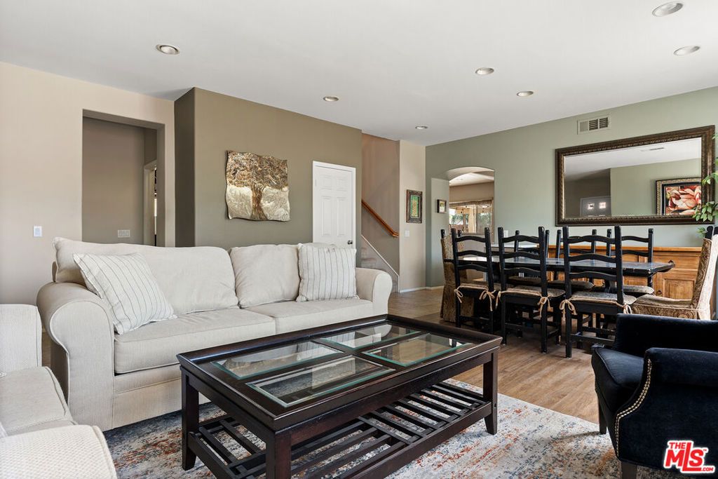 Image 5 of property listing at 25014 Oliver Way, Valencia, CA 91381