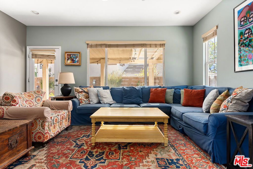 Image 8 of property listing at 25014 Oliver Way, Valencia, CA 91381