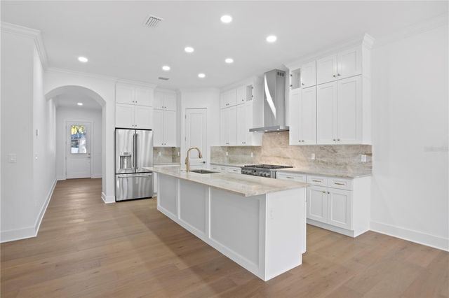 2805 W WALLACE AVENUE, Tampa, FL 33611