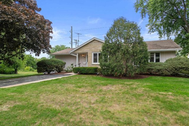 2305 Patricia Lane, Waukesha, WI 53188