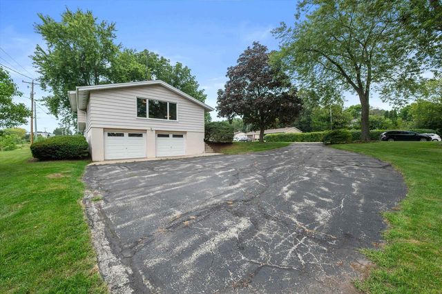 2305 Patricia Lane, Waukesha, WI 53188