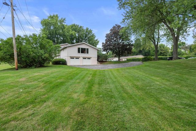 2305 Patricia Lane, Waukesha, WI 53188