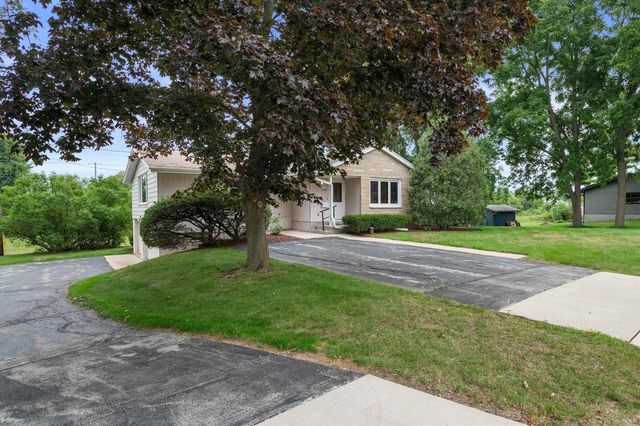 2305 Patricia Lane, Waukesha, WI 53188