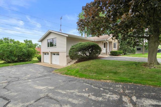 2305 Patricia Lane, Waukesha, WI 53188