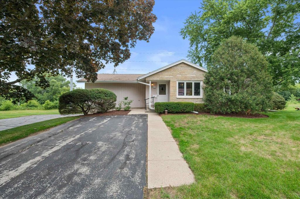 2305 Patricia Lane, Waukesha, WI 53188