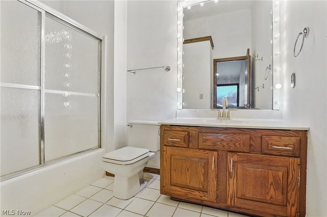 285 North Road NE, Howland, OH 44484