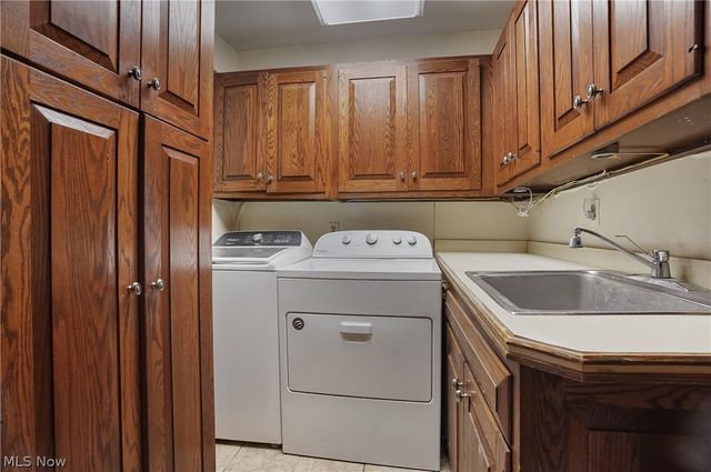285 North Road NE, Howland, OH 44484