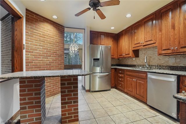 285 North Road NE, Howland, OH 44484