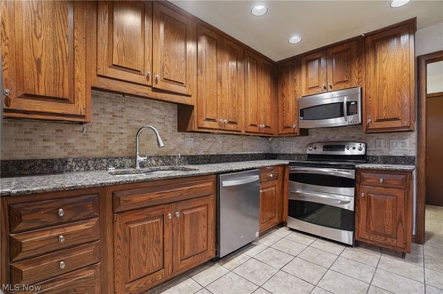 285 North Road NE, Howland, OH 44484